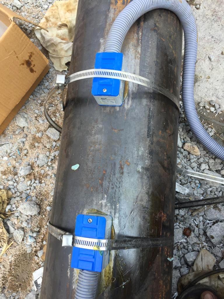 Clamp-on ultrasonic flow transducers on a pipe