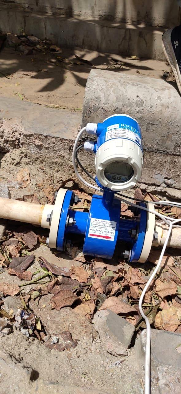 Electromagnetic flow meter installed on a pipeline
