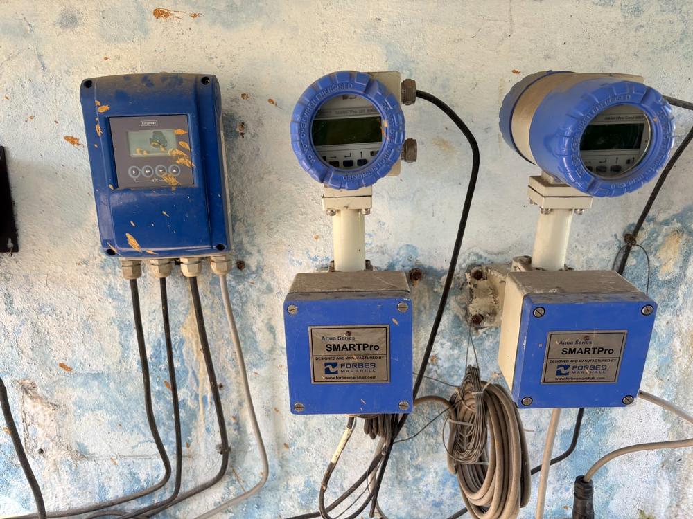 Flow converter with pH and conductivity analyzers on site